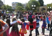 Αποκριάτικο γλέντι των σχολείων στην πλατεία Αγίας Παρασκευής