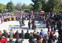 Τα “Μπαμπούγερα” έδωσαν αποκριάτικη μορφή στην πλατεία Αγίας Παρασκευής -video