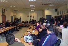 Συγκέντρωση μέσα στην αίθουσα του ΔΣ