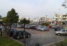Χώρος στάθμευσης η κεντρική πλατεία; Γιατί κανείς δεν ενοχλείται;