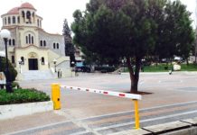 Τέλος η παράνομη στάθμευση στην κεντρική πλατεία. Τοποθετήθηκε η μπάρα.