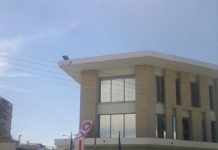 Το πανώ στο Δημαρχείο Αγίας Παρασκευής που προκαλεί αντιδράσεις