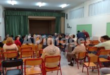 Μια από τα ίδια, καμιά δέσμευση για τίποτα στη συνέλευση στα Πευκάκια