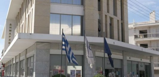 Συσπειρωμένη κινητοποίηση οδηγεί σε επαναπρόσληψη εργαζόμενης που απέλυσε η «φιλεργατική» Δημοτική Αρχή