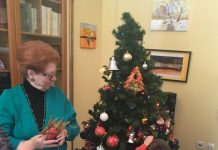 Τα νήπια του Β΄ παιδικού σταθμού στόλισαν το χριστουγεννιάτικο δέντρο του Β΄Κ.Α.Π.Η.