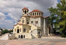 Έφοδος της Αστυνομίας στον Ι.Ν. Αγ. Παρασκευής – περί τα 40 άτομα ήταν μέσα – ευθύνες στο νεωκόρο