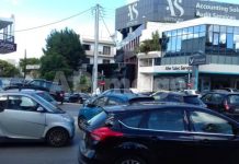 ΣΥΜΒΑΙΝΕΙ ΤΩΡΑ: Χαώδης η κυκλοφορία των οχημάτων στη συμβολή Λ. Μεσογείων & Ειρήνης