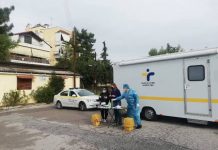 Όταν το drive-through του ΕΟΔΥ «πάτησε» τους φωνασκούντες πολιτικάντηδες