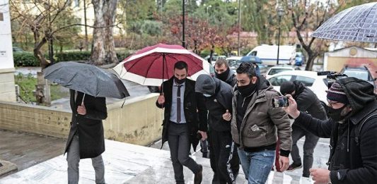 Επίθεση στο μετρό: Στον εισαγγελέα οι δύο ανήλικοι δράστες – Δείτε φωτογραφίες