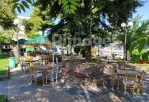 Κυριακή πρωί στην πλατεία Κοραή