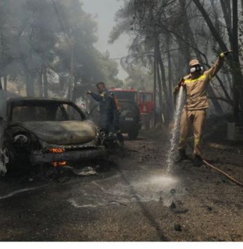 Τραγικές στιγμές στη Σταμάτα – οι φλόγες έφτασαν στα σπίτια – κάηκαν οχήματα