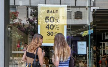 Θερινές εκπτώσεις: Ανοικτά τα καταστήματα την Κυριακή 19/7