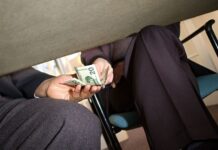 Πρωταθλητές οι δήμοι στις απευθείας αναθέσεις, με πρακτικές που δύνανται να εγείρουν υπόνοιες καταχρηστικής προσφυγής