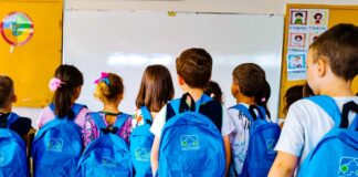 Σχολικές τσάντες στα «πρωτάκια» της πόλης πρόσφερε η δημοτική Αρχή