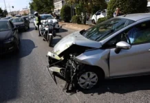 Λεωφορείο συγκρούστηκε με ΙΧ στη Μεσογείων – Μεγάλες καθυστερήσεις