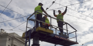 Τέλος εποχής για τα τρόλεϊ στην Αττική: Ξηλώνουν τα καλώδια στον Πειραιά, δείτε βίντεο