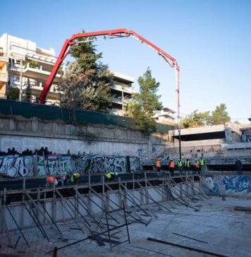 Aυτοψία του Δημάρχου Αγίας Παρασκευής και του Περιφερειάρχη Αττικής Νίκου Χαρδαλιά στο εργοτάξιο του κολυμβητηρίου
