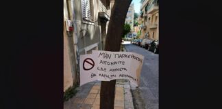 Αυτή είναι η πινακίδα που «σκότωσε» την ελληνική γλώσσα -Τι γράφει, γιατί κάνει τον γύρο του κόσμου