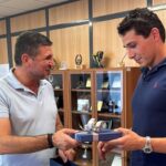 Ο «χρυσός» πολίστας Αριστείδης Χαλυβόπουλος στο δημαρχείο Αγίας Παρασκευής