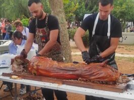 Με τεράστια συμμετοχή του κόσμου έγινε μετά από χρόνια η γιορτή της «Γουρουνοπούλας» στην Πλατεία Μερκούρη