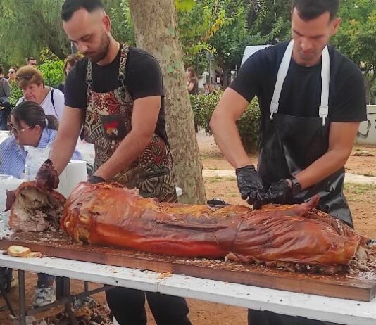 Με τεράστια συμμετοχή του κόσμου έγινε μετά από χρόνια η γιορτή της «Γουρουνοπούλας» στην Πλατεία Μερκούρη